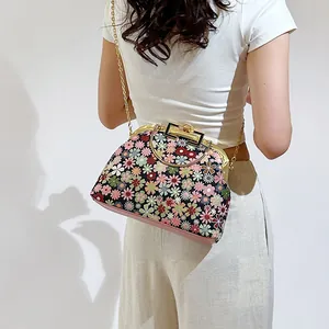 Sac bandoulière fleuri chic avec chaîne dorée et poignée ronde en métal vintage