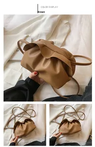 Détail d'un sac nuage marron plissé montrant le cuir mat et la fine bandoulière