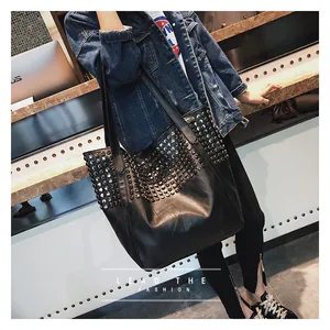 Dettaglio della borsa tote grande in pelle PU nera con borchie in stile punk rock