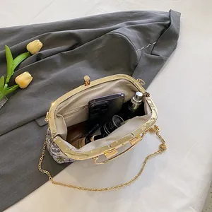 Sac bandoulière vintage à fleurs avec fermoir rétro, chaîne dorée et intérieur spacieux