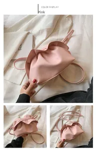 Détail du sac nuage plissé rose montrant la texture en cuir PU souple et la bandoulière
