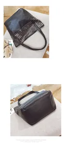 Vista macro di borchie argentate su grande borsa tote in pelle PU nera in stile punk