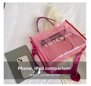 Sac fourre-tout en résille rose avec pochette interne et comparaison de taille