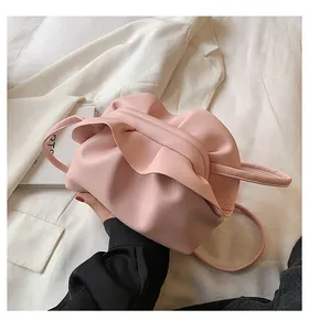 Détail du sac nuage froncé rose avec texture en cuir et fine bandoulière élégante