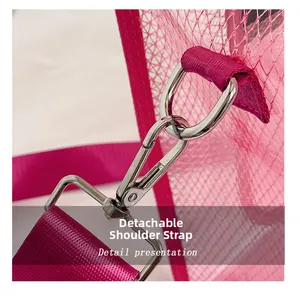 Détail de la bandoulière amovible avec boucle en métal argenté sur le sac rose fuchsia