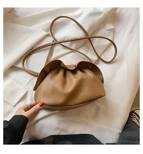 Détail du sac nuage plissé kaki en cuir PU souple avec fine bandoulière assortie
