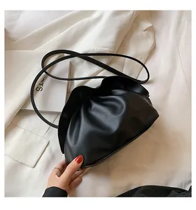 Détail du sac nuage plissé noir en cuir PU souple avec une fine bandoulière élégante