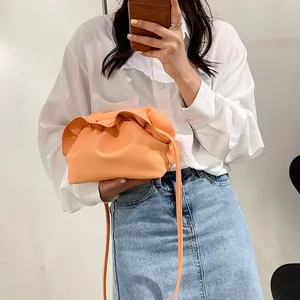 Sac Pochette Froncé pour Femmes en Cuir PU Souple Sac Bandoulière Minimaliste Cloud Sac à Épaule Couleur Unie Élégant Pochette Plissée
