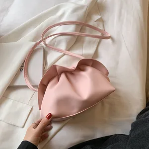 Sac bandoulière nuage plissé rose clair chic en cuir PU souple avec bandoulière assortie