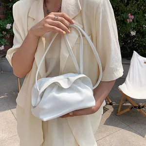 Sac nuage blanc minimaliste avec fronces et doubles poignées pour un style féminin élégant