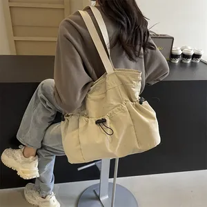 Khaki gewassen stoffen shopper met koordplooien en een brede schouderriem