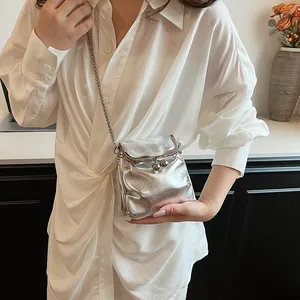 Mini sac bandoulière argenté métallisé avec fermoir à baiser et chaîne fine