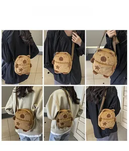 Vues détaillées du sac bandoulière peluche capybara avec broderie étoile et sangle réglable