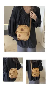 Détail du sac bandoulière capybara en peluche avec patch étoile et sangle marron