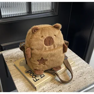 Gros plan du sac bandoulière Capybara en peluche avec broderie étoile sur fond de style
