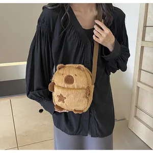 Détail du sac bandoulière capybara en peluche avec broderie SEA BIRD et fourrure douce
