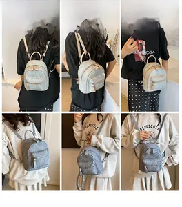 Mini sac à dos motif marbre pour femme présenté sous plusieurs angles sur un modèle