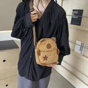 Sac bandoulière Capybara en peluche marron avec broderie étoile et sangle réglable