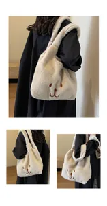 Drei-Winkel-Ansicht eines flauschigen Bären-Tote-Bag kombiniert mit schwarzem Mantel