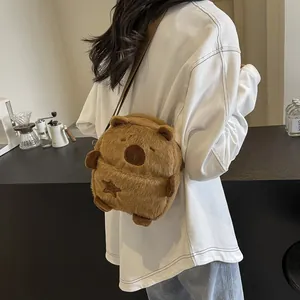 Sac à bandoulière mignon en peluche capybara marron avec sangle sur un sweat à capuche