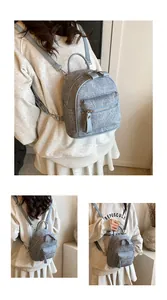 Détail du mini sac à dos bleu clair à motif marbre avec fermetures éclair et bretelles