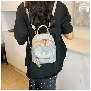 Vue détaillée d'un mini sac à dos vintage avec texture marbre porté par un mannequin