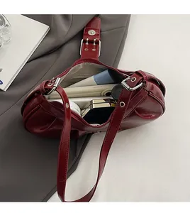 Innenansicht der burgunderroten Leder-Achseltasche mit Fokus auf Stauraum und Design