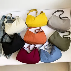Minimalistische crossbody tassen in halve maan vorm met verstelbare riemen in kleuren