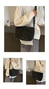 Vue détaillée d'un sac à bandoulière noir matelassé avec texture rembourrée élégante