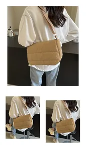 Vue détaillée d'un sac bandoulière matelassé kaki en tissu rembourré léger et ultra souple