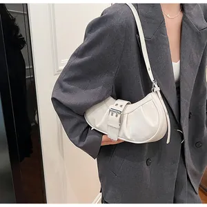 Nahaufnahme der weißen sichelförmigen Schultertasche mit silbernen Schnallen und Raffung