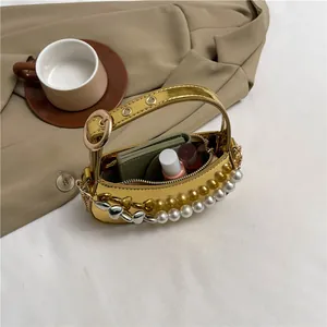 Mini borsa dorata a specchio con manico di perle e dettagli a cuore alla moda