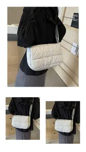 Vue détaillée du sac bandoulière matelassé gris clair avec bandoulière réglable
