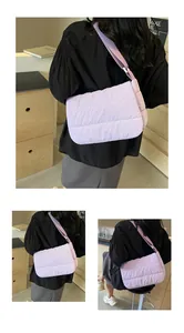Détail du sac à bandoulière matelassé lilas avec large sangle réglable
