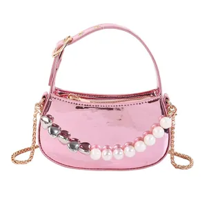 Mini borsa rosa con perle, finitura lucida e tracolla a catena dorata per donna