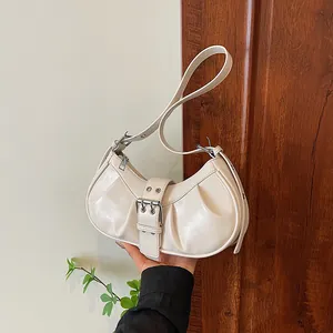 Damen Vintage PU Leder Unterarmtasche Y2K Moto Stil Halbmond Schultertasche Mit Metallschnalle Falten Mode Handtasche