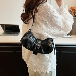 Schicke schwarze Halbmond-Achseltasche mit Vintage-Schnalle und silbernen Details