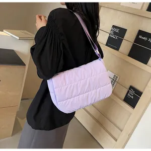 Détail du sac bandoulière matelassé lavande avec coutures et sangle réglable