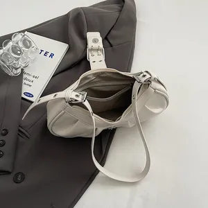Minimalistische weiße Rafftasche mit silberner Schnalle und glattem Kunstleder-Finish