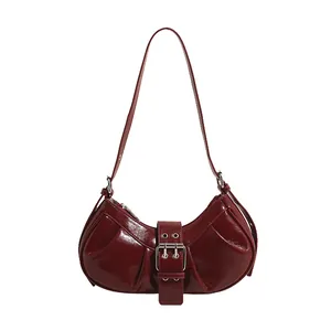 Dunkelrote Lackleder-Halbmond-Schultertasche mit Vintage-Schnallen und Falten