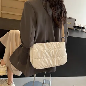 Sac bandoulière matelassé blanc crème tendance pour les loisirs quotidiens