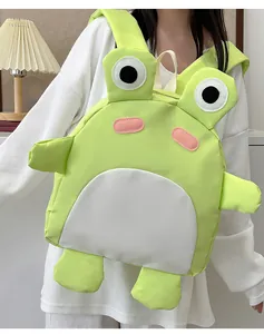 Detailansicht des grünen Kinderrucksacks im Frosch-Design mit verstellbaren Trägern
