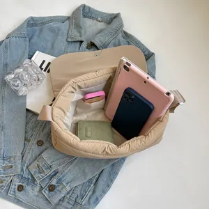 Sac bandoulière matelassé beige de grande capacité pour tablette et objets divers
