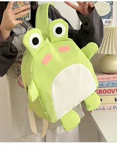 Detailansicht eines niedlichen grünen Frosch-Rucksacks für Kinder aus weichem Nylon