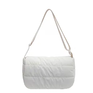 Sac à bandoulière matelassé blanc minimaliste avec texture douce et sangle réglable