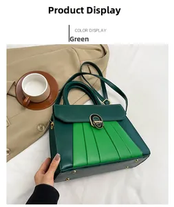 Detail der grün farblich abgesetzten PU-Tasche mit Metallschnalle und Faltenklappe