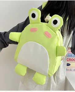 Detailansicht des grünen Frosch-Rucksacks mit verstellbaren Trägern und wasserfestem Stoff