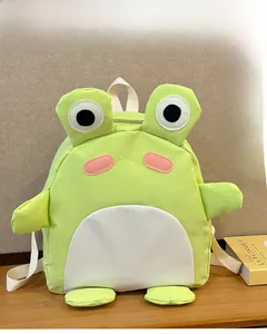Detailaufnahme eines süßen grünen Frosch-Kinderrucksacks mit 3D-Augen und Metall-Reißverschluss