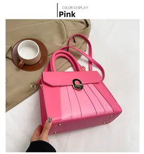Detailansicht der rosa gefalteten PU-Lederhandtasche mit goldenem Metalldrehverschluss