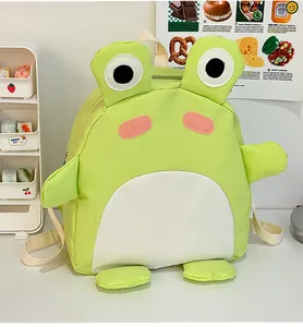 Detail eines Cartoon-Frosch-Rucksacks für Kinder mit verstellbaren Trägern und Nylonstoff